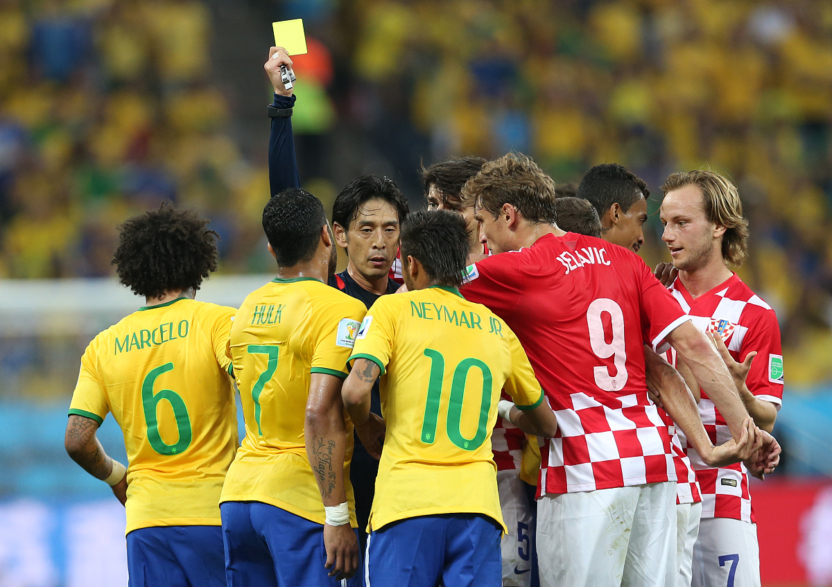 英勇拼搏取得胜利,球队精神令人佩服 英勇拼搏取得胜利,球队精神令人佩服