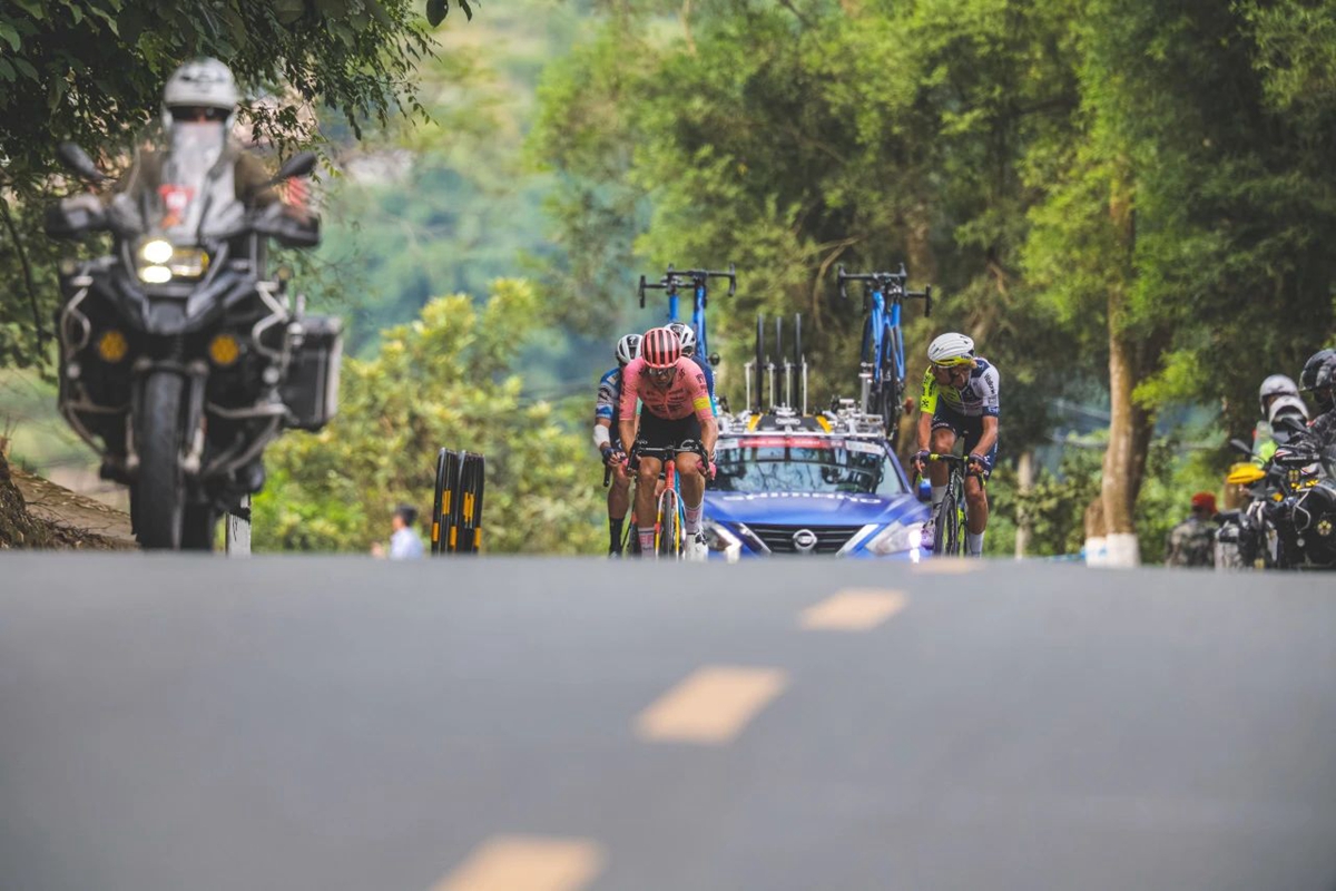 精彩瞬间定格镜头，选手霸气争斗冲刺终点