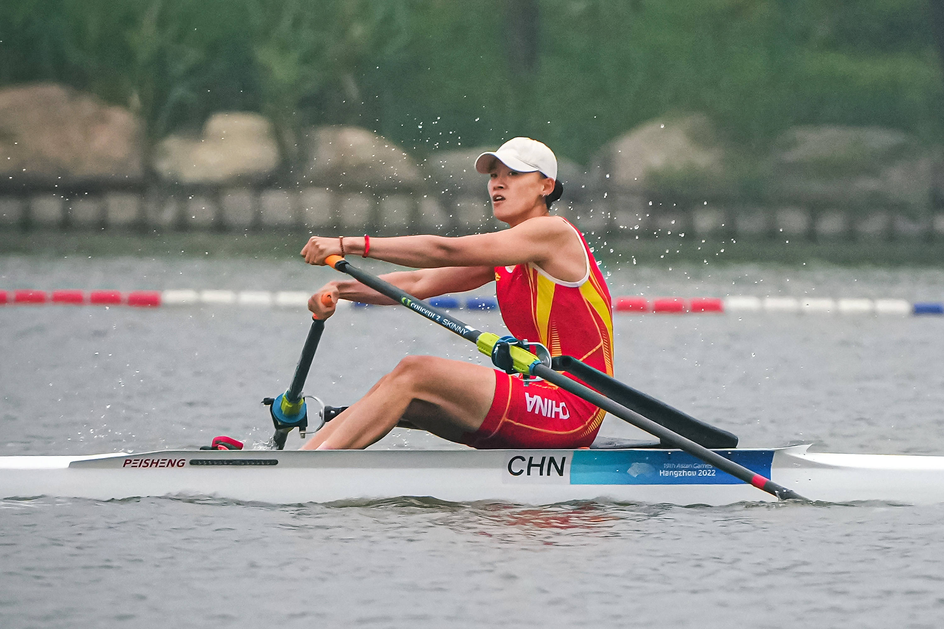 赛艇女子双桨决赛选手拼尽全力