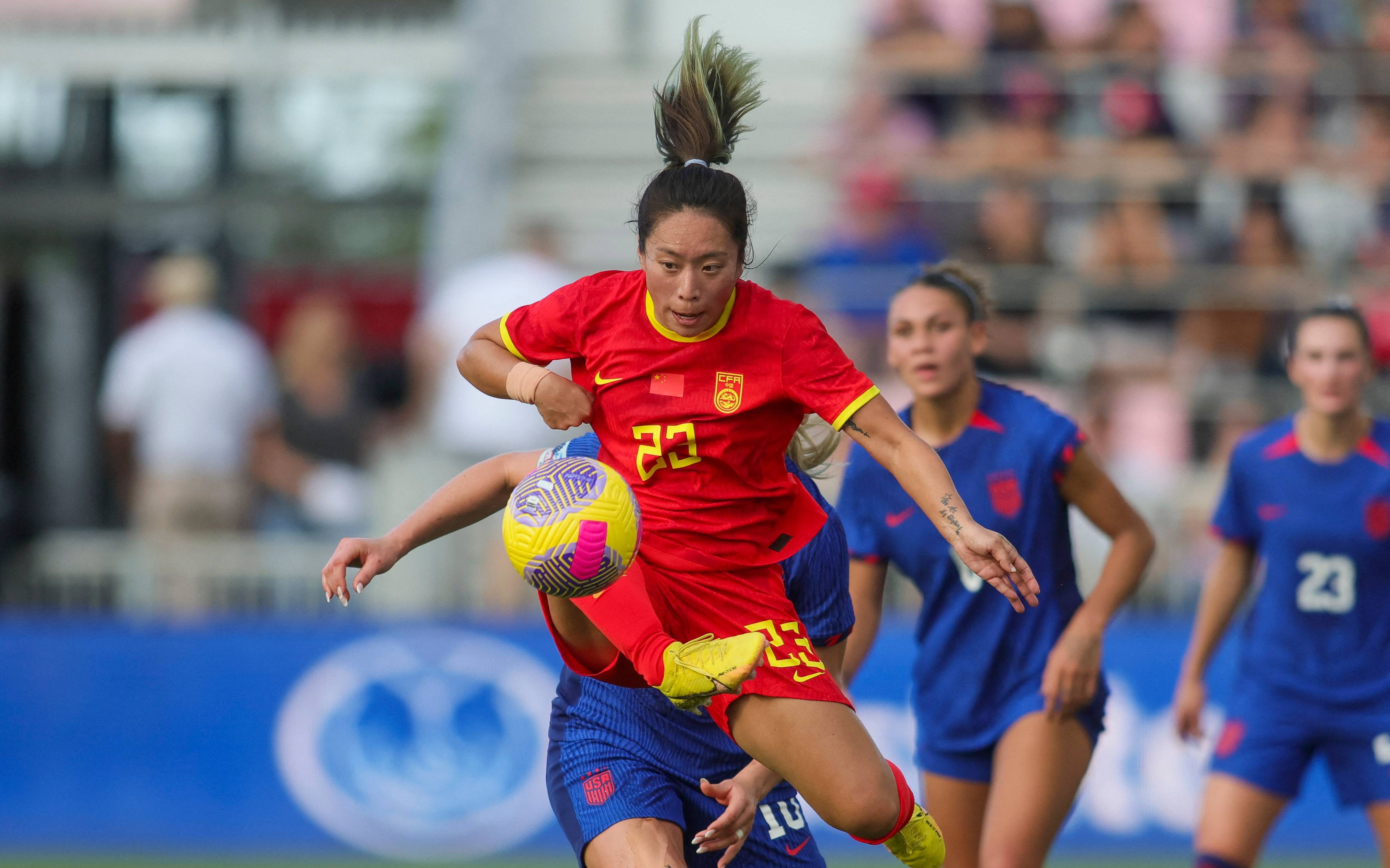 球场上女足队员展现技艺超群