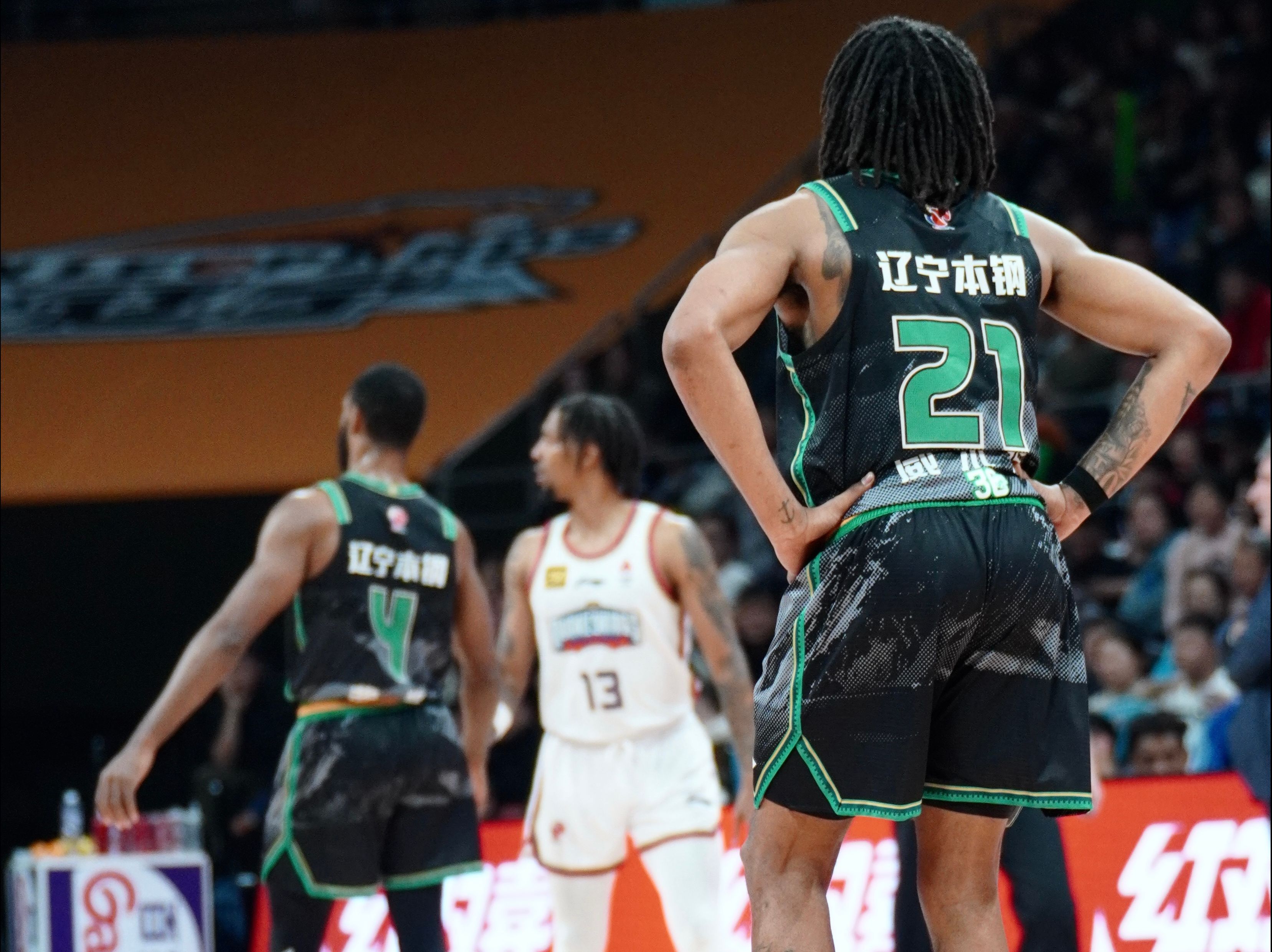 福建男篮力克辽宁队，结束连败