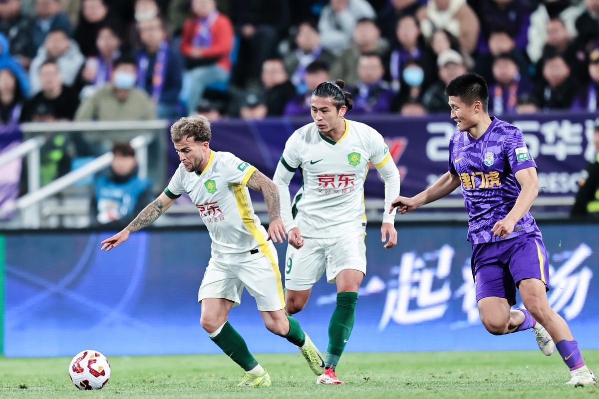 中超职业足球比赛场景中的关键时刻! 中超职业足球比赛场景中的关键时刻!