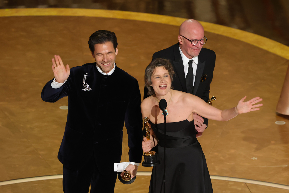 美国选手再次登上领奖台，庆祝荣誉