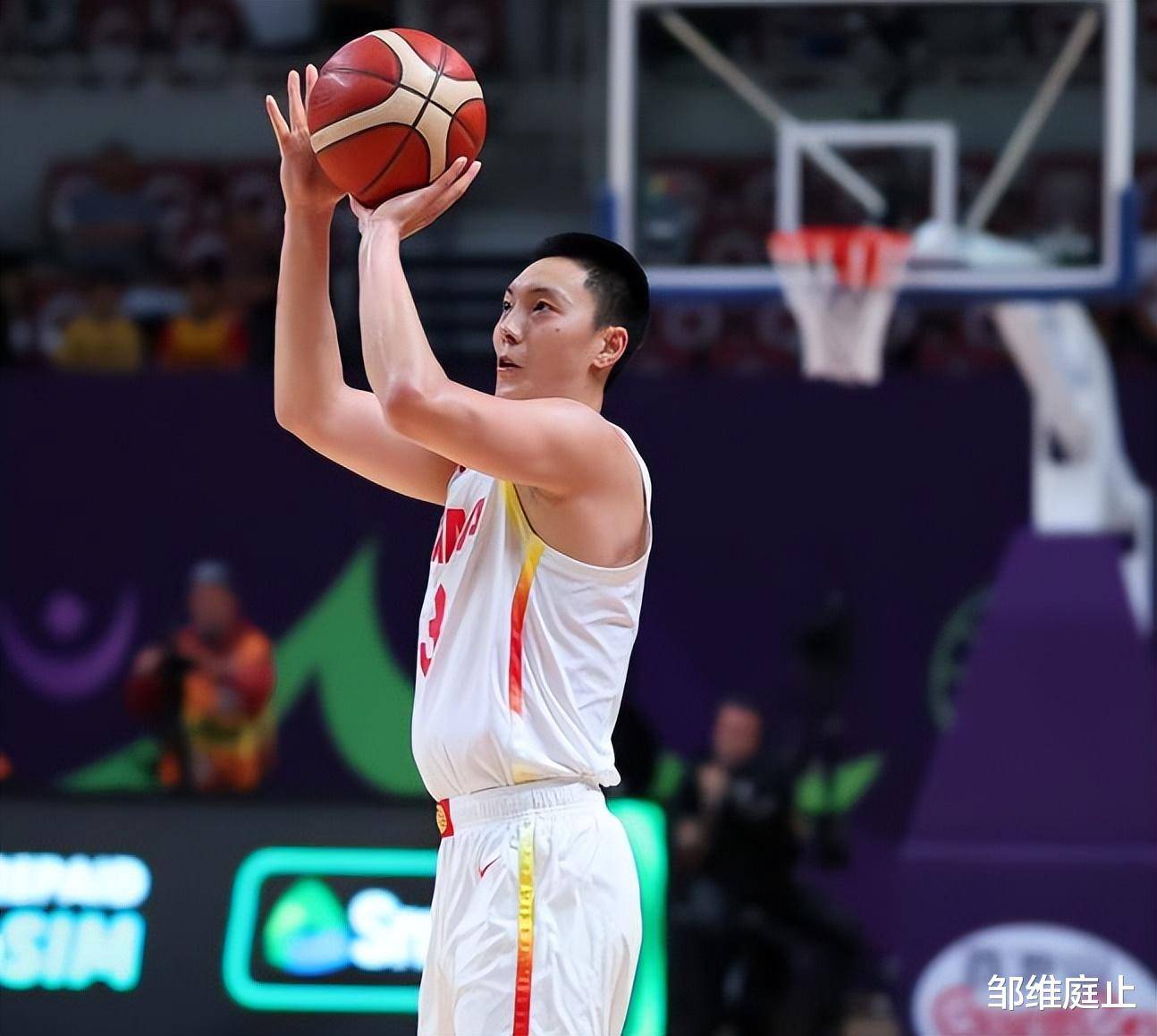 抢断快攻得手，球队决胜时刻晋级