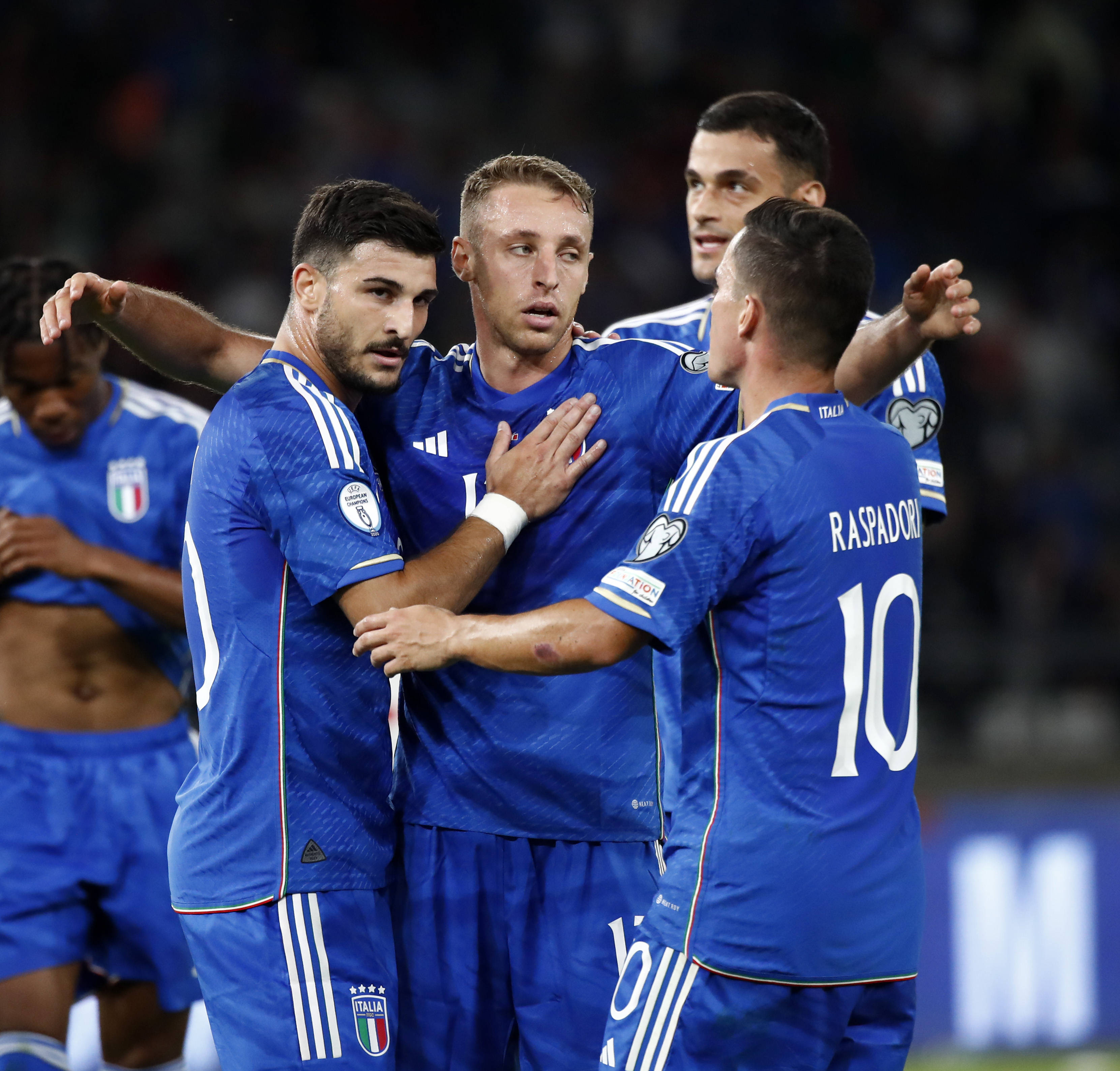 欧预赛欢歌笑语胜利队员庆祝不断 欧预赛欢歌笑语胜利队员庆祝不断