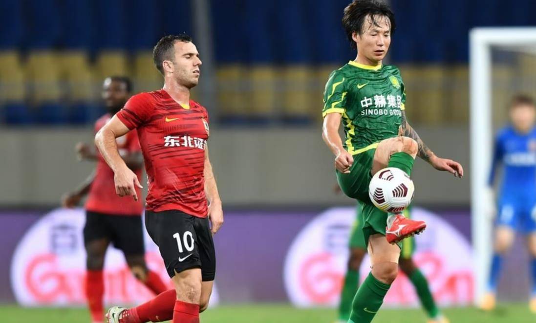 -队长突然负伤，球队集体为其祝福