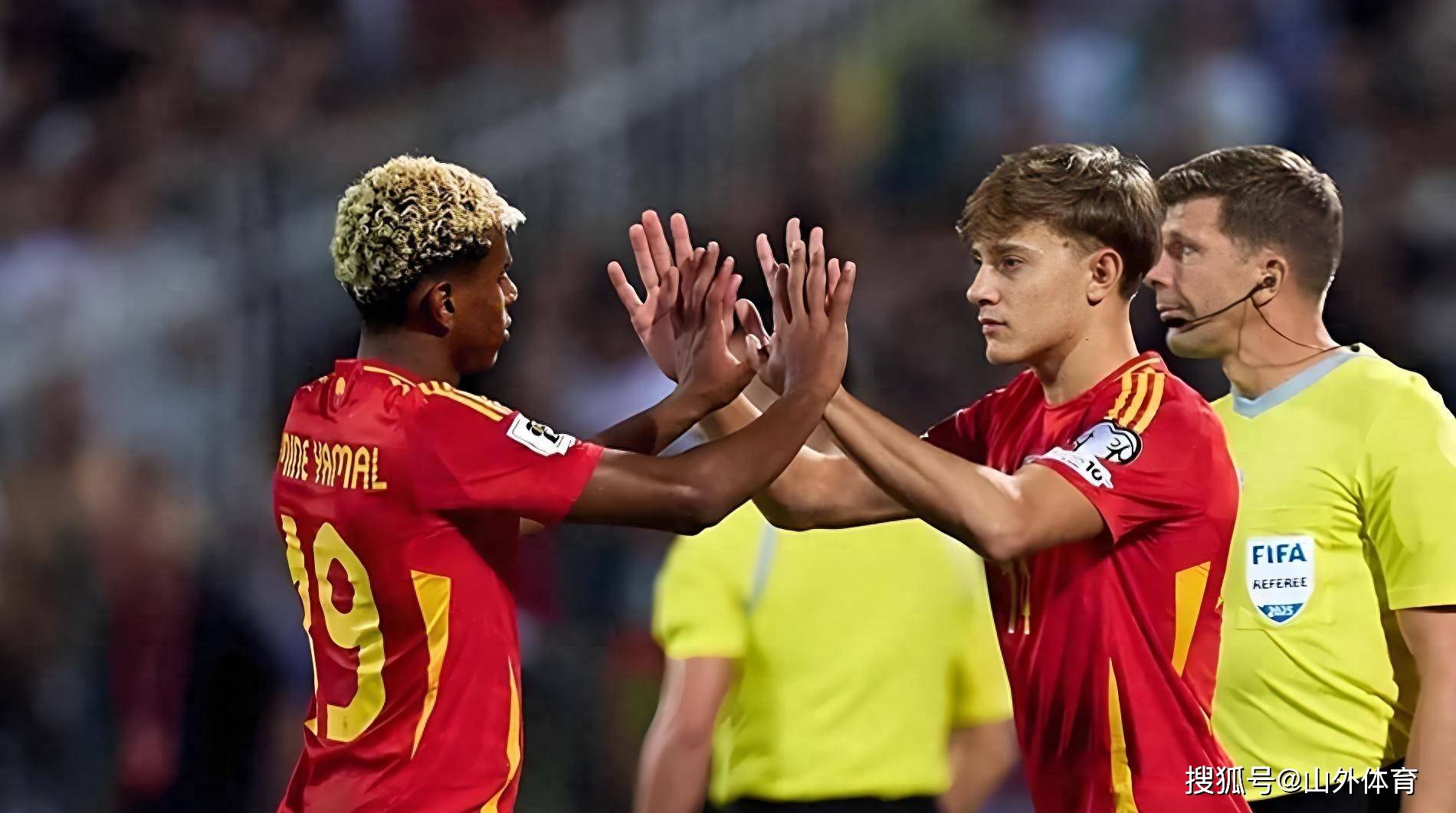 西班牙队轻松赢得比赛，继续保持不败纪录