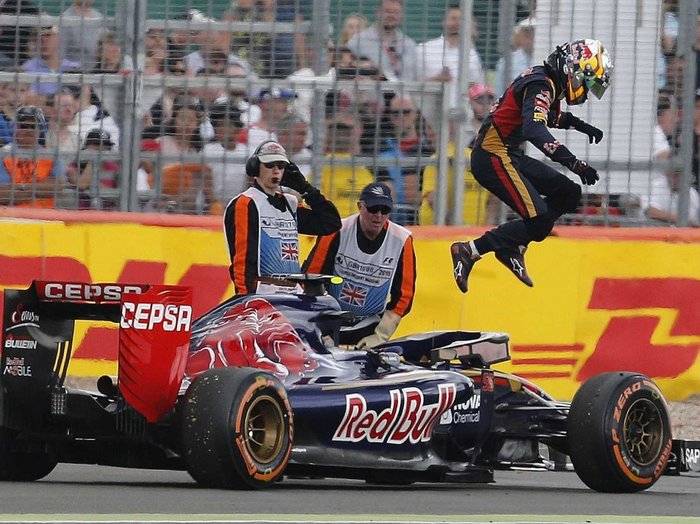 包含红牛二队险胜阿斯顿马丁，塞恩斯带队取胜的词条